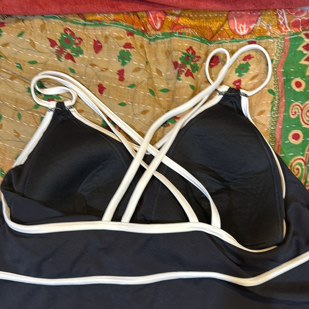 Lands' End Black and White Trim Top. Size 20W (like new) - Picture 4 of 6